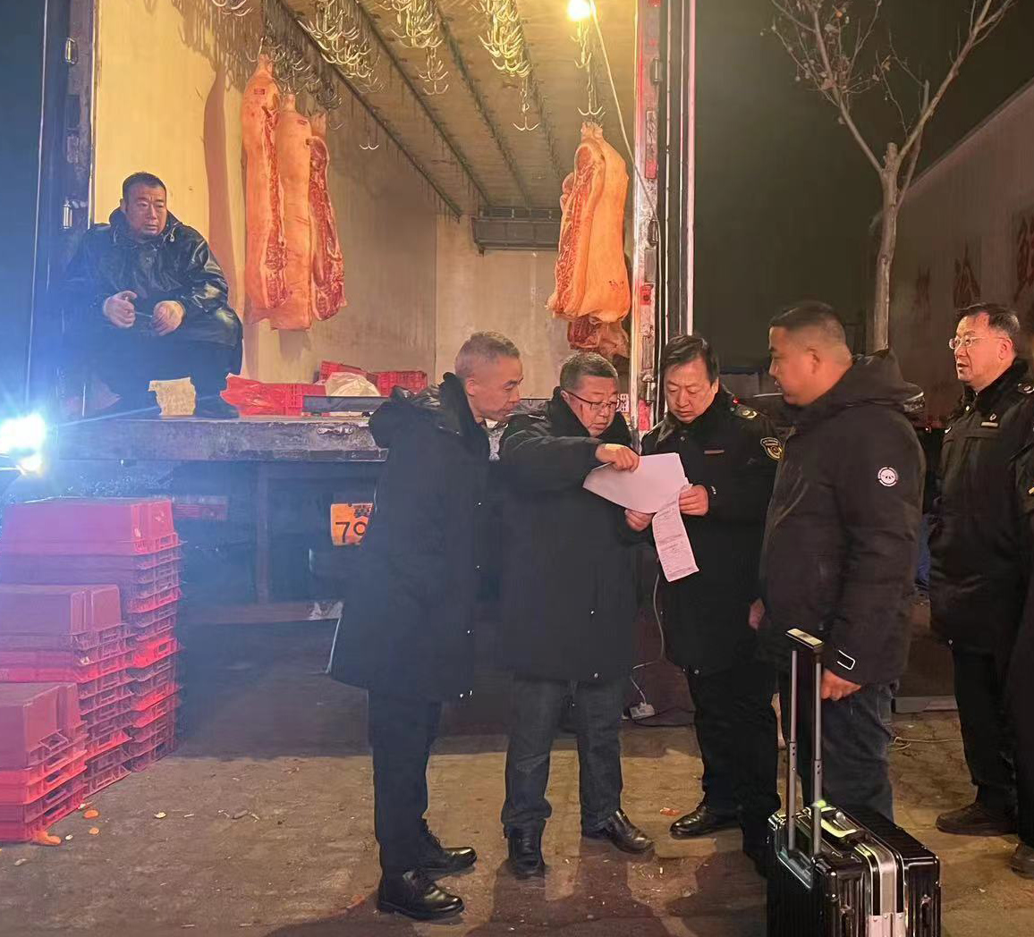 1图为执法人员突击夜查肉品批发市场.jpg