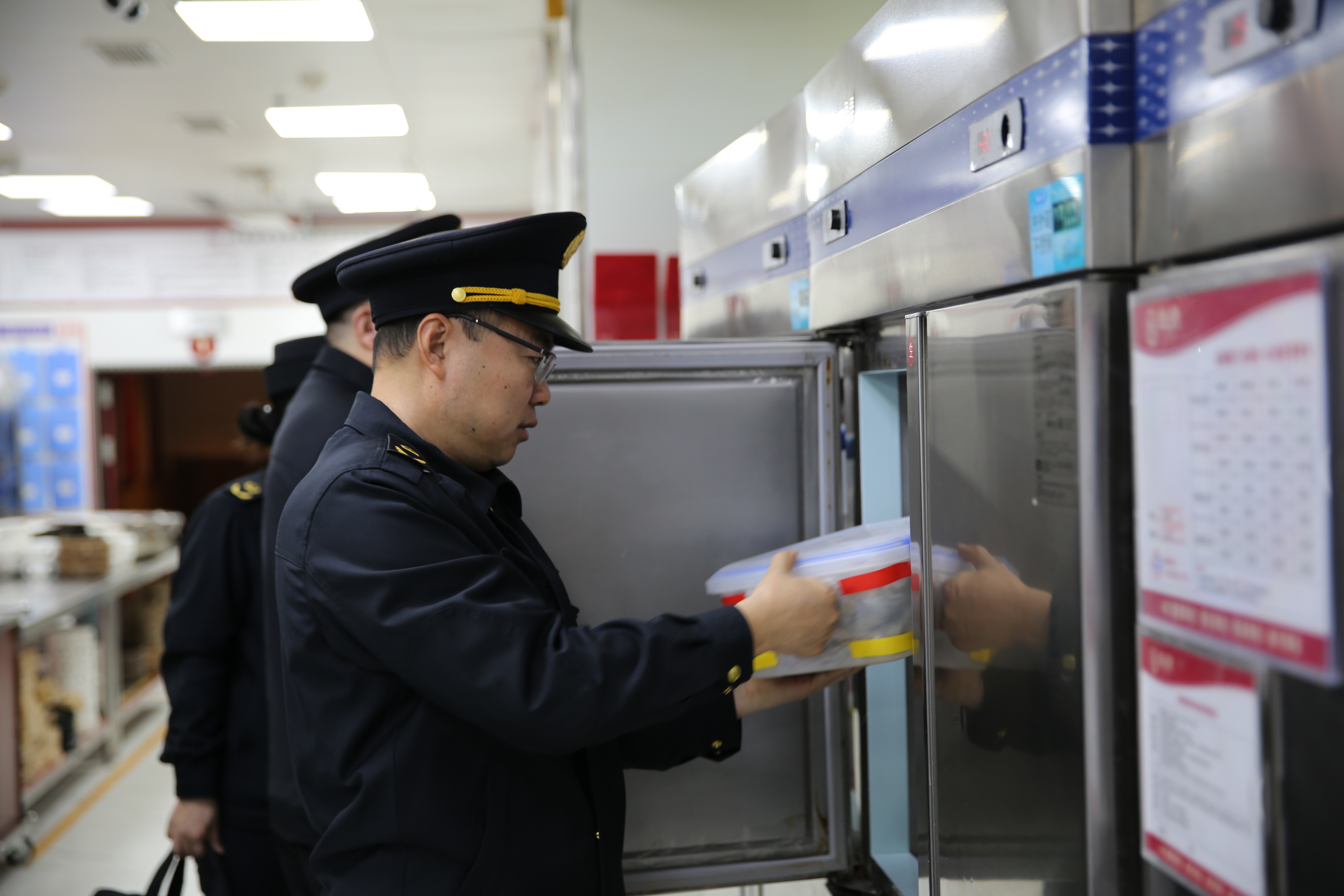 3图为执法人员深入年夜饭供餐单位进行检查.JPG