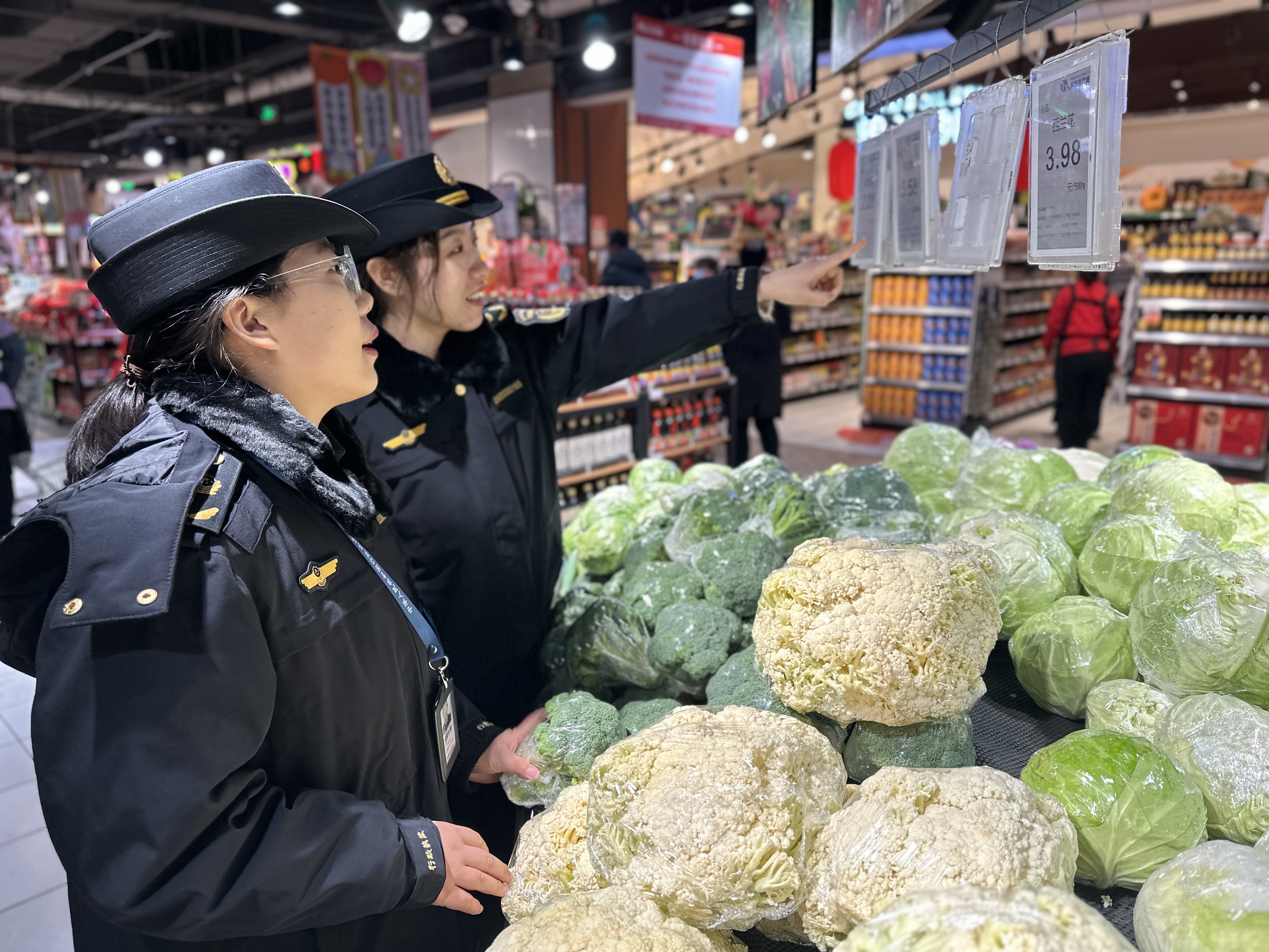 5图为执法人员检查超市农产品价格.jpg