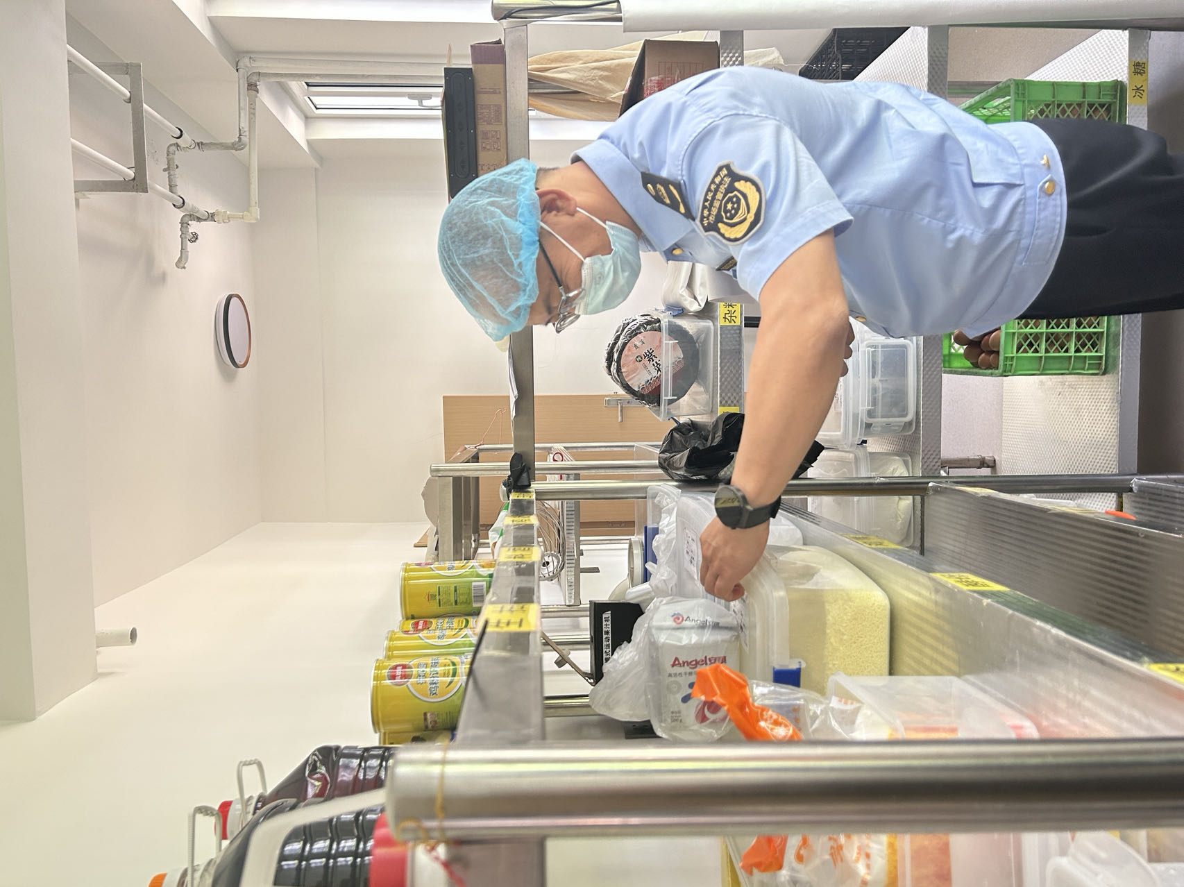 2.图为丰润区市场监管局执法人员深入辖区各学校食堂开展食品安全检查.jpg