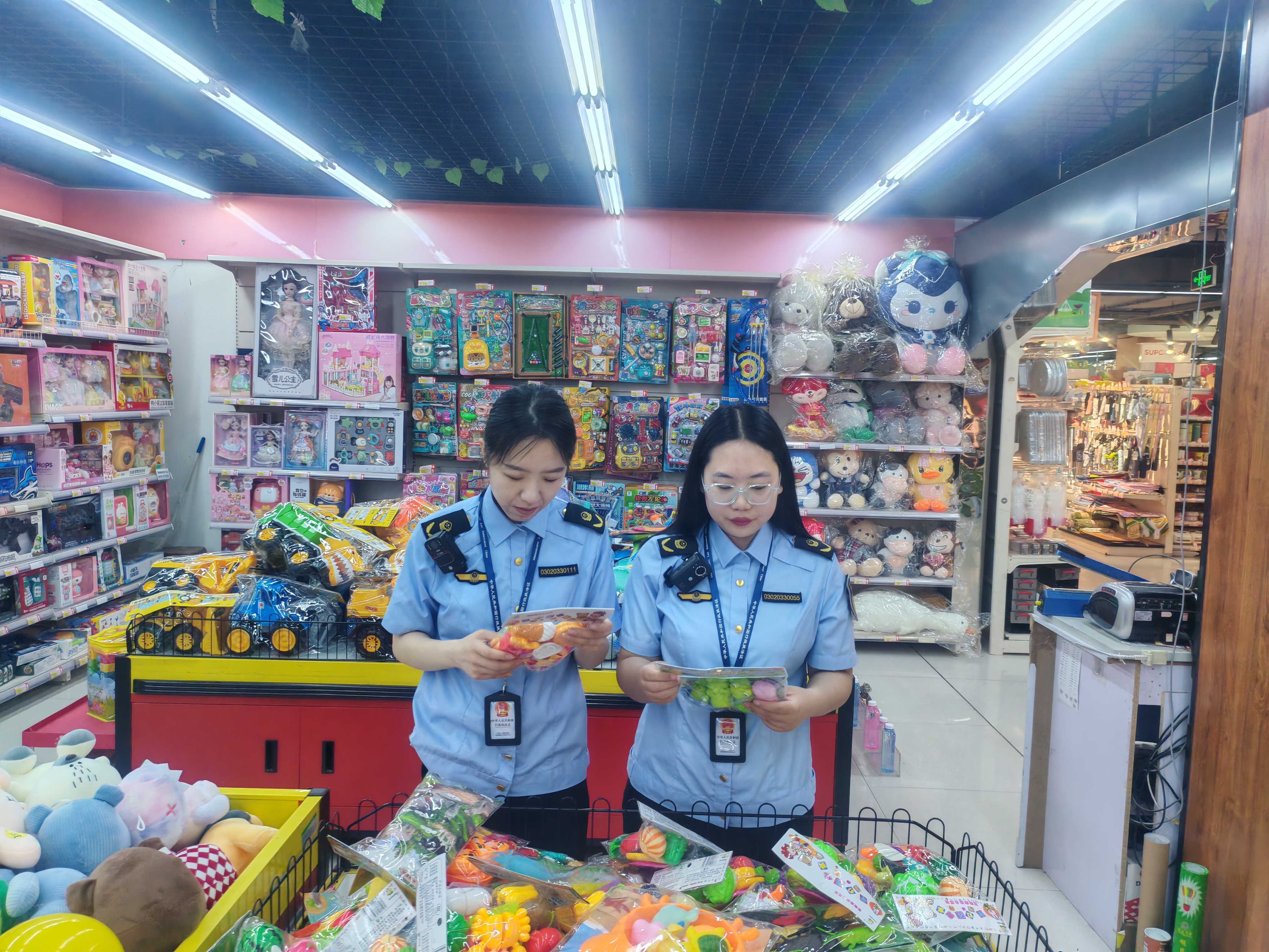 5.图为滦州市市场监管局执法人员正在检查儿童玩具产品质量.jpg