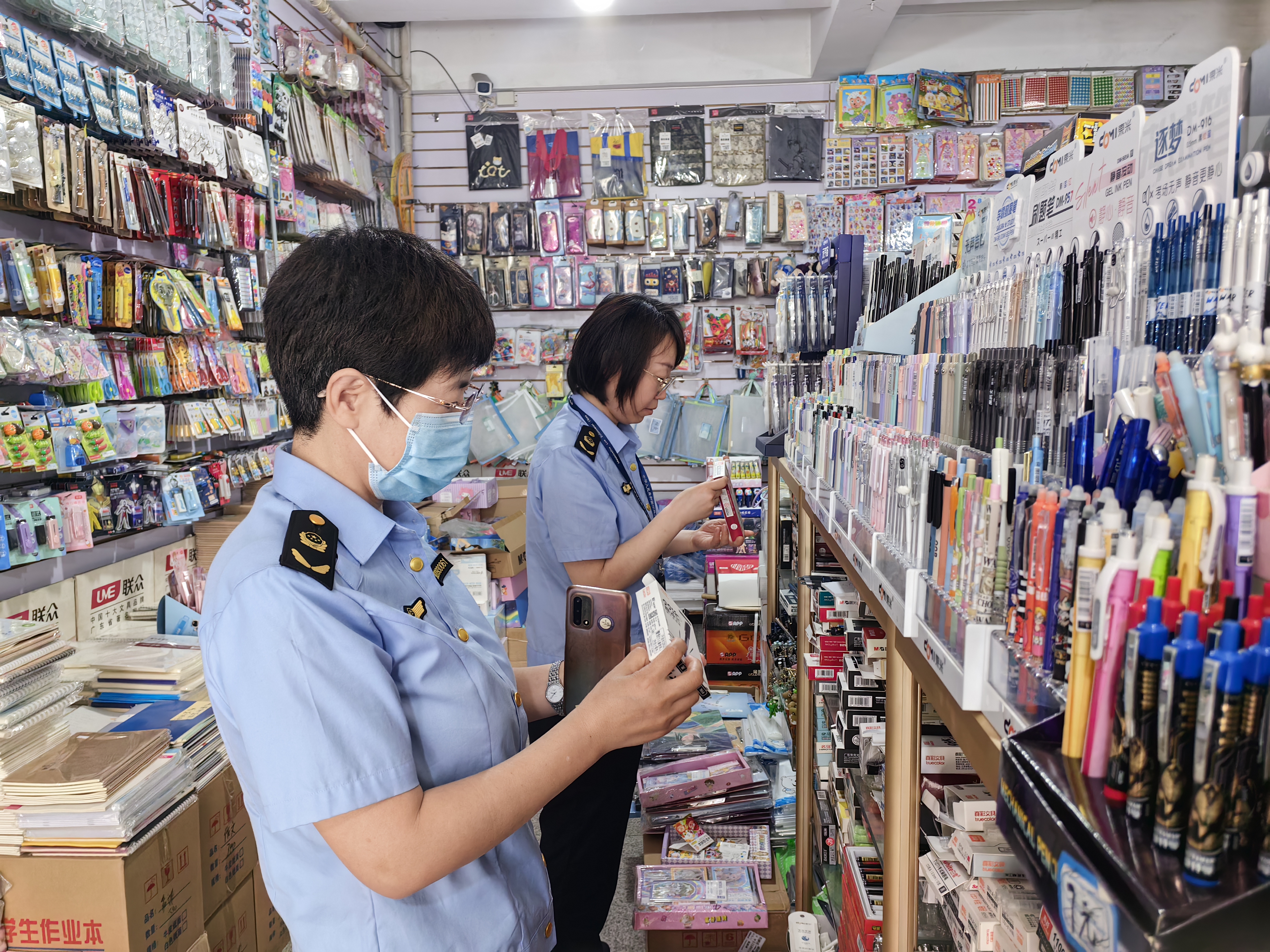 6.图为路南区市场监管局开展儿童玩具和学生用品专项整治行动.jpg