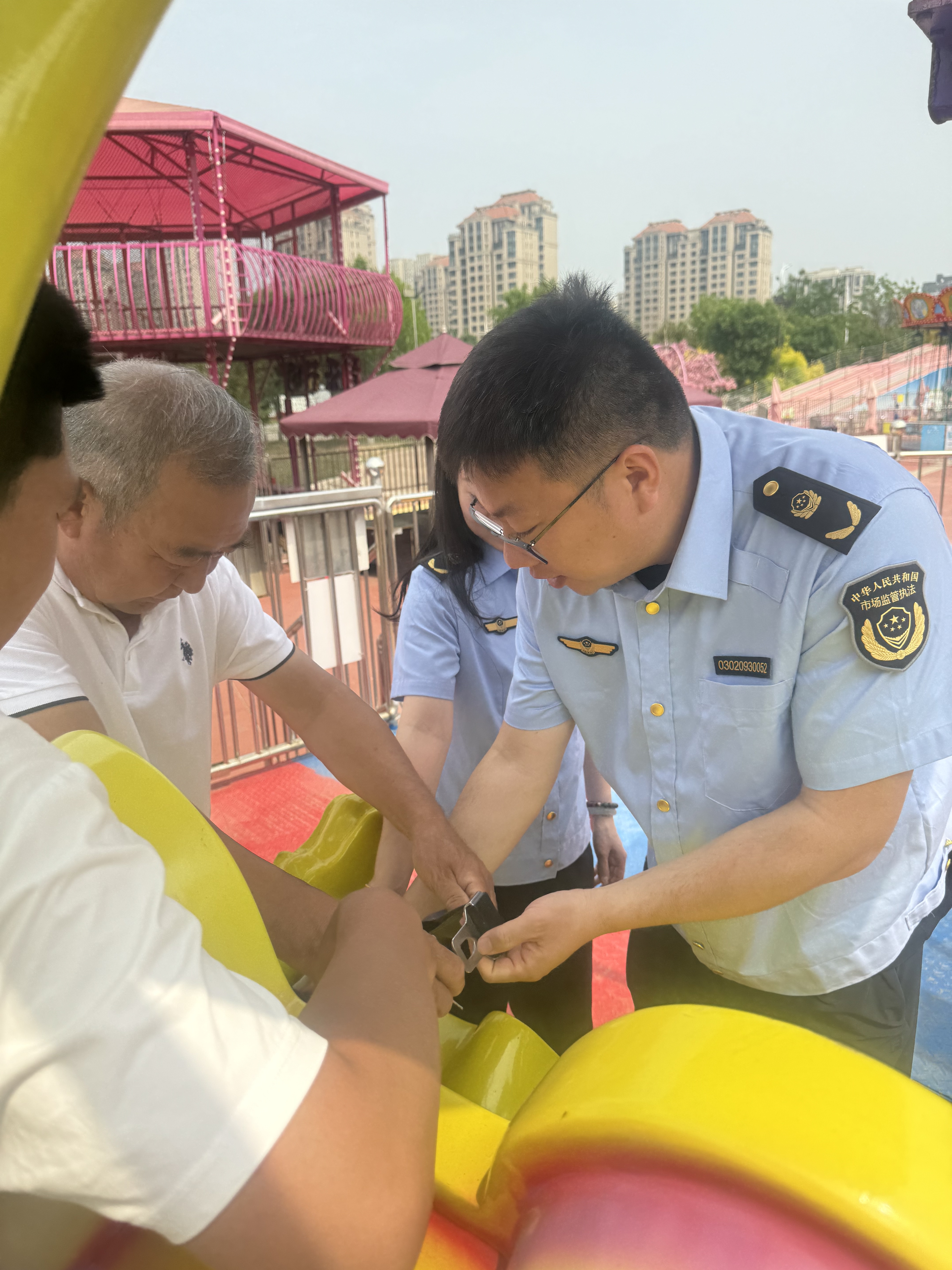 8.图为路南区市场监管局执法人员检查辖区大型游乐设施.jpg