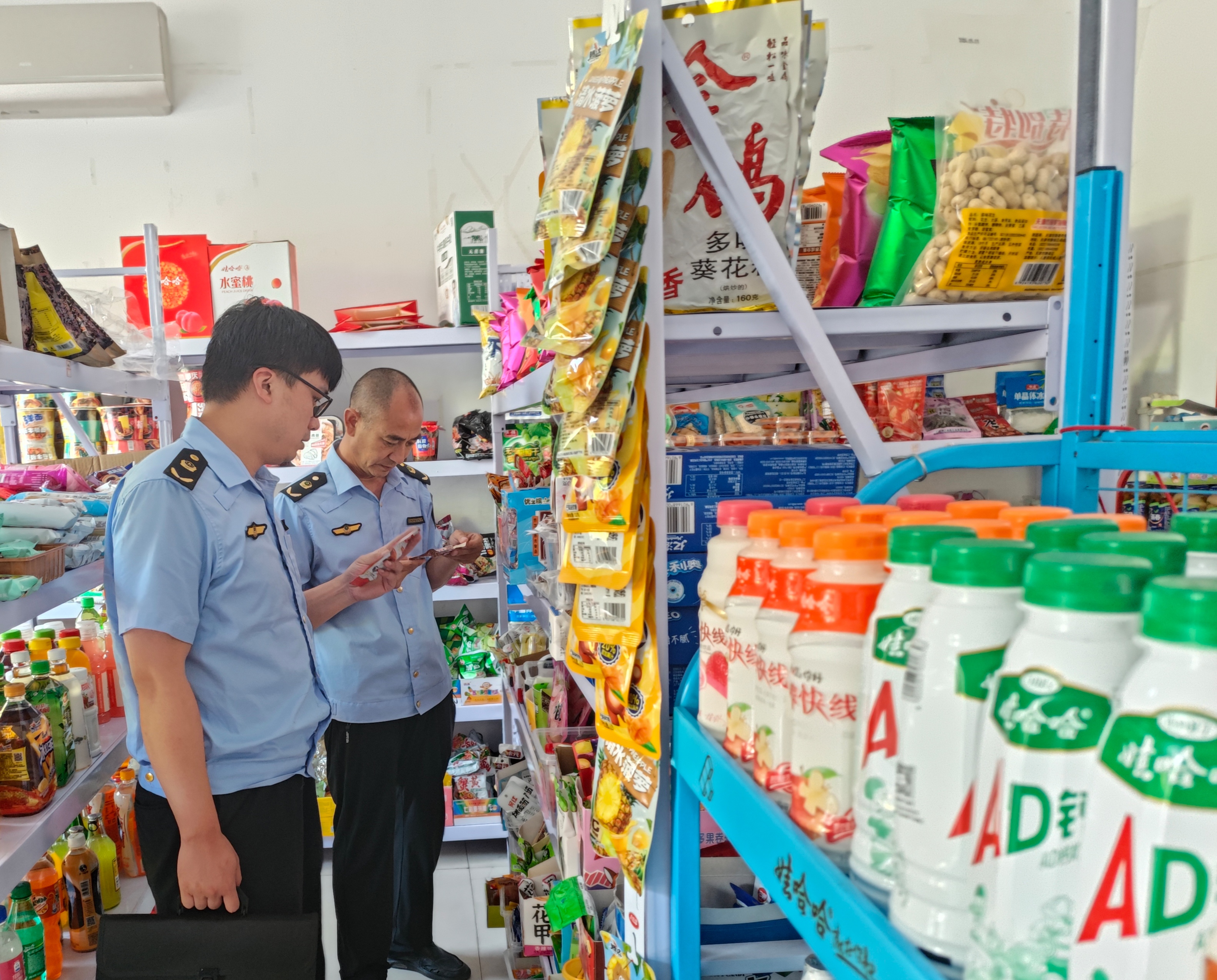 1.图为迁安市市场监管局执法人员在夏官营村检查日杂店食品安全.jpg